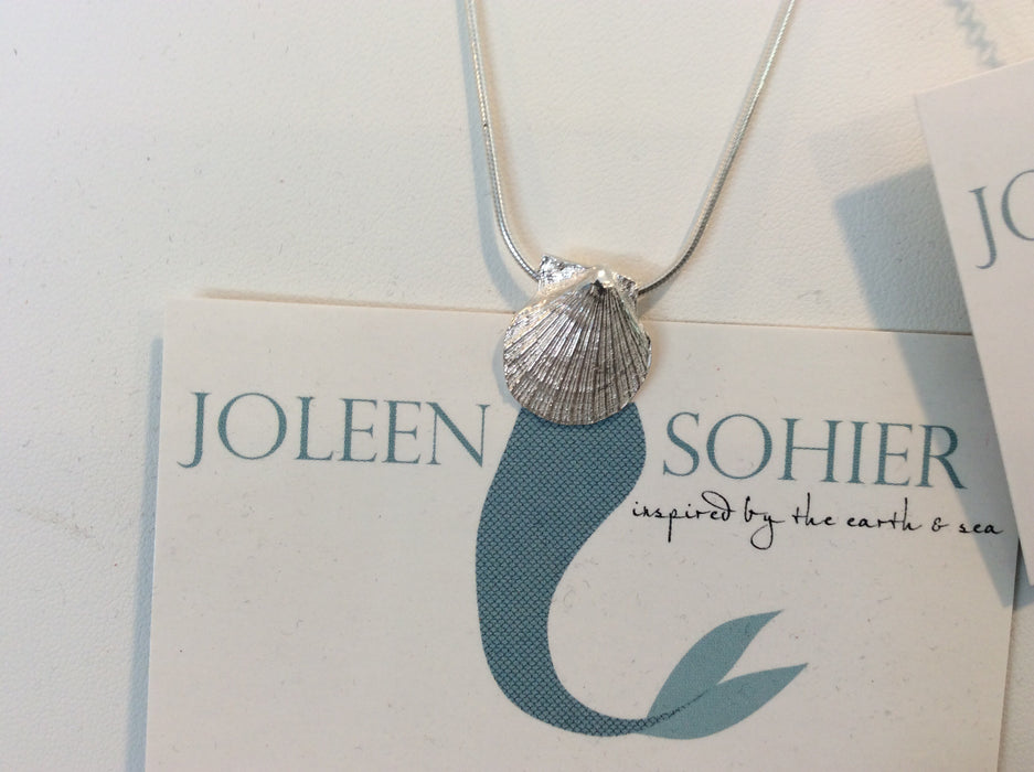 Tiny scallop necklace